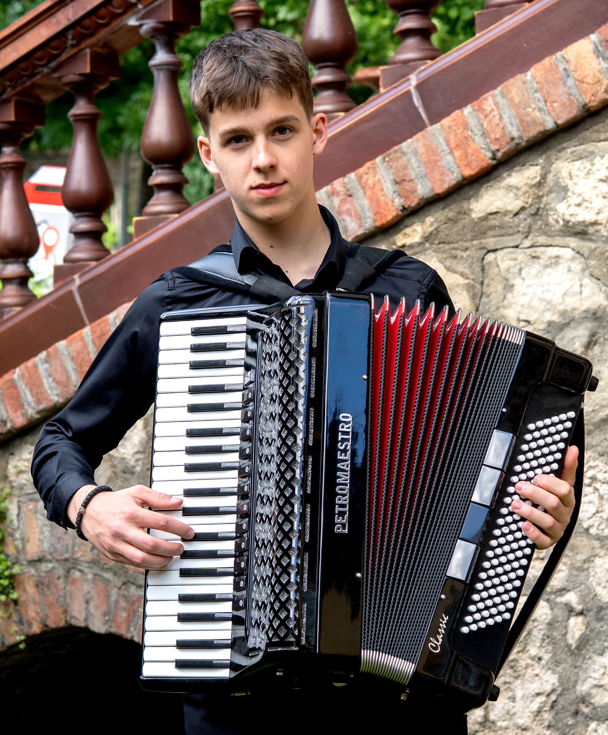Halmai Ádám - harmonika, ének